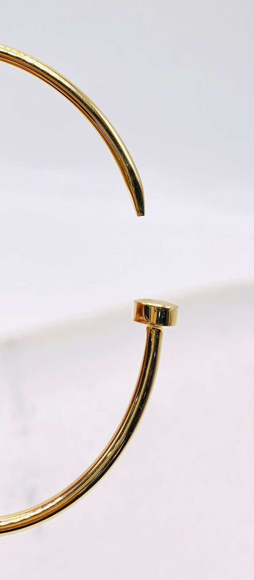 Pulsa tipo clavo 14k, talla 17