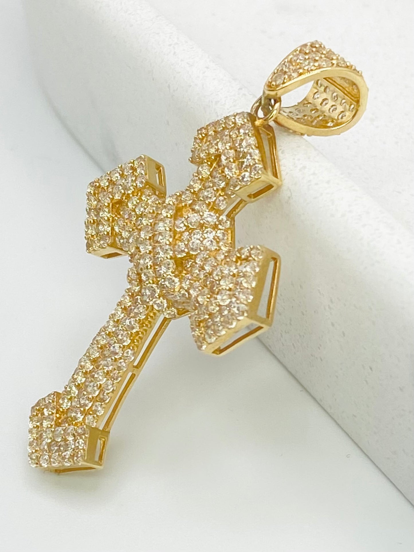 Medalla cruz zirconia 14k.