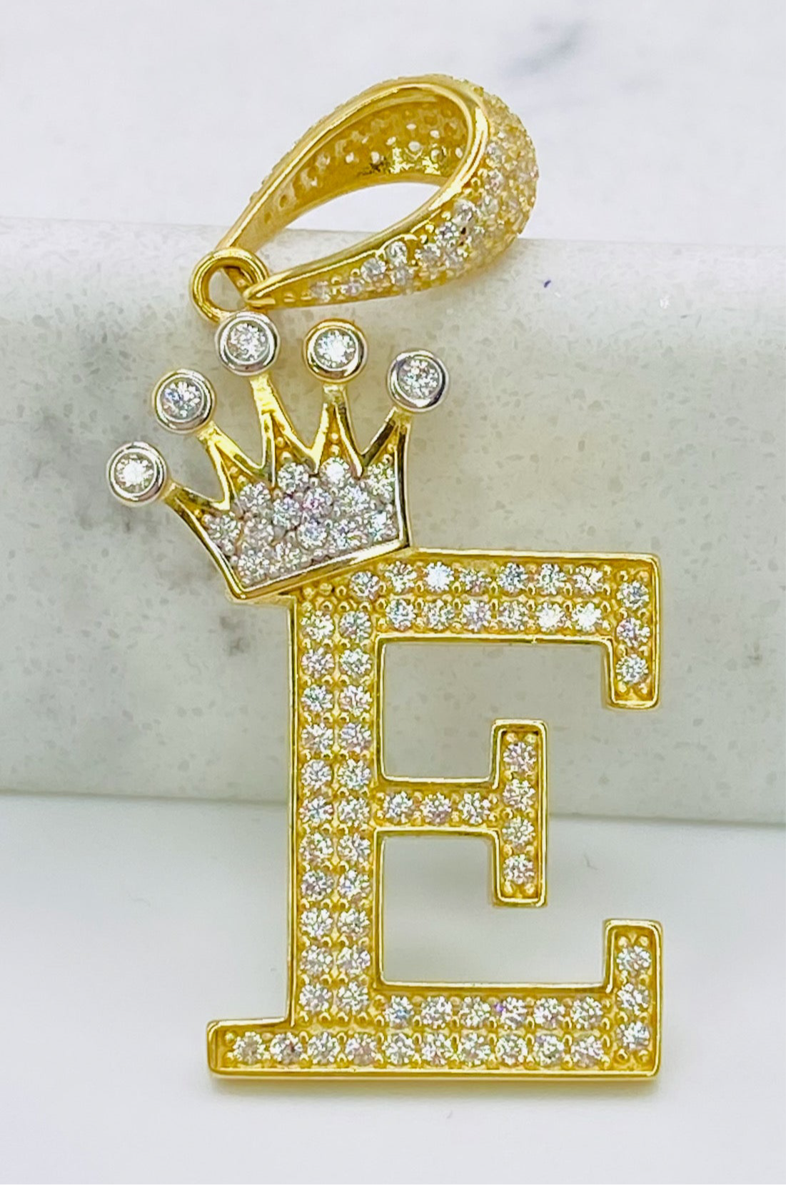 Medalla letra 18k, 4cm x 1.5cm