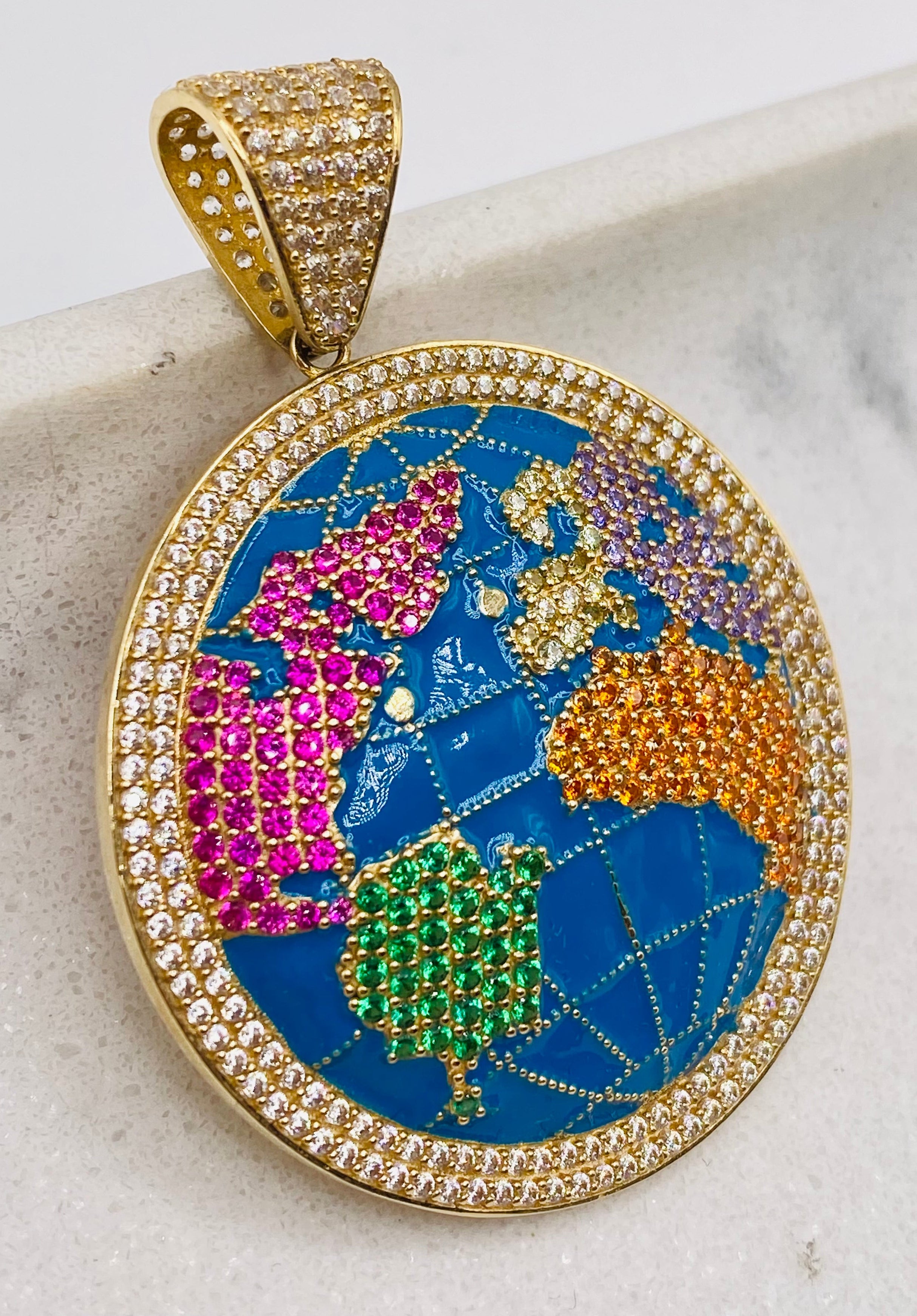 Medalla mundo 14k,  3.5 cm x 3cm