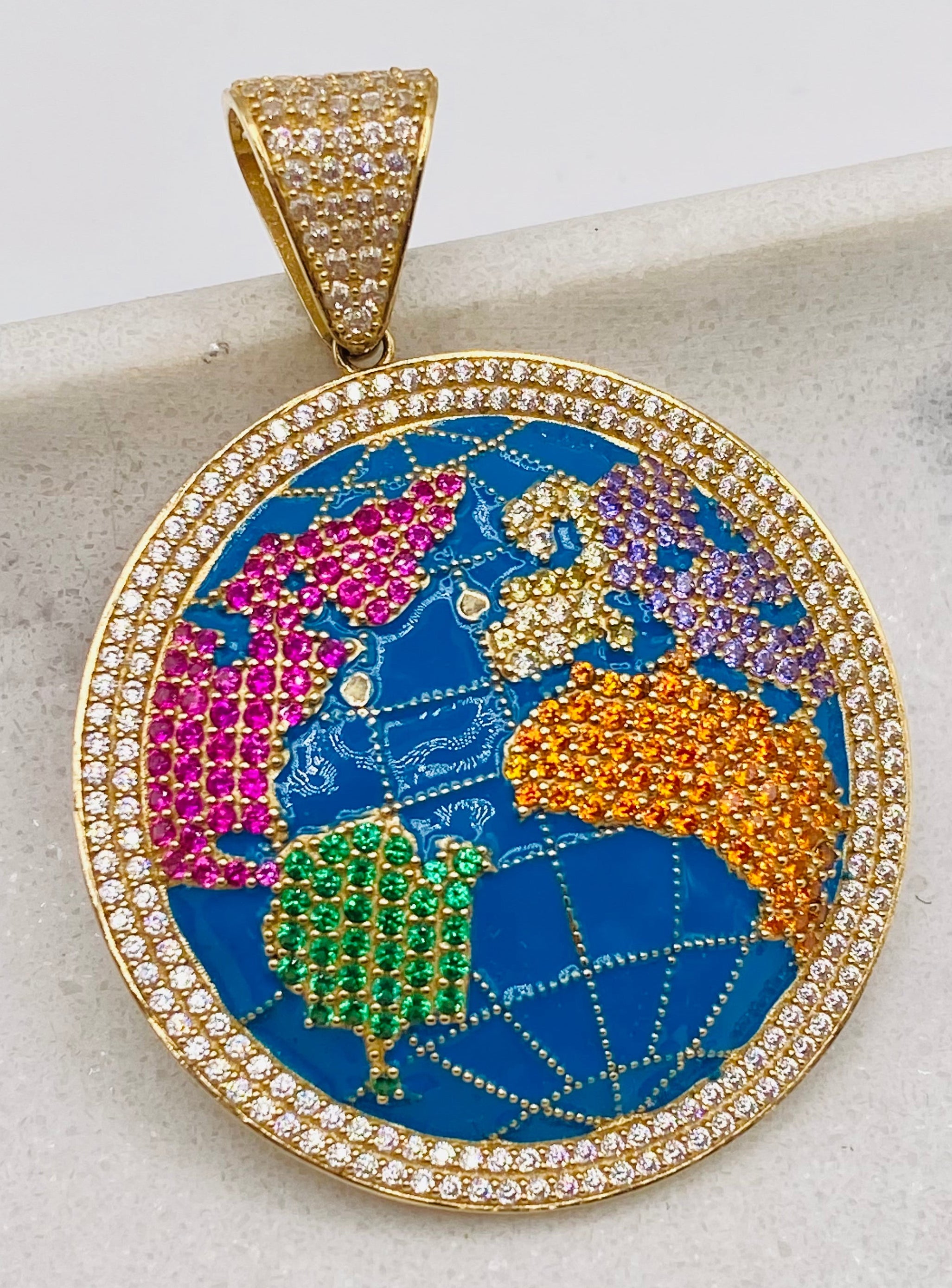 Medalla mundo 14k,  3.5 cm x 3cm