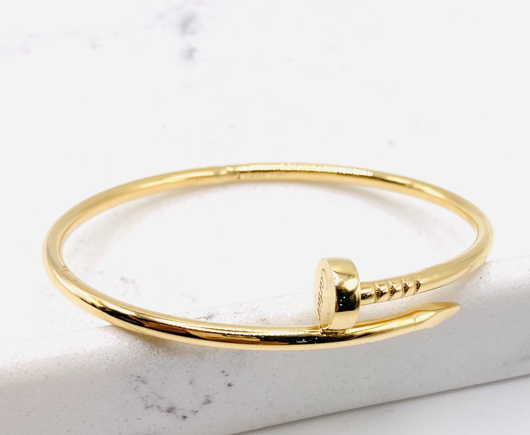 Pulsa tipo clavo 14k, talla 17,