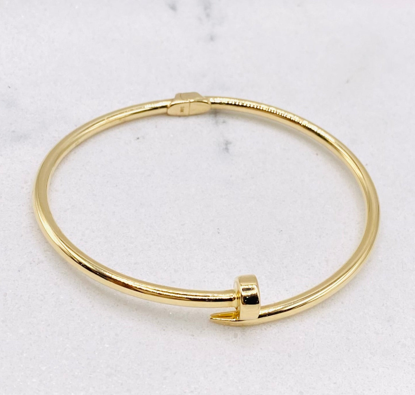 Pulsa tipo clavo 14k, talla 17